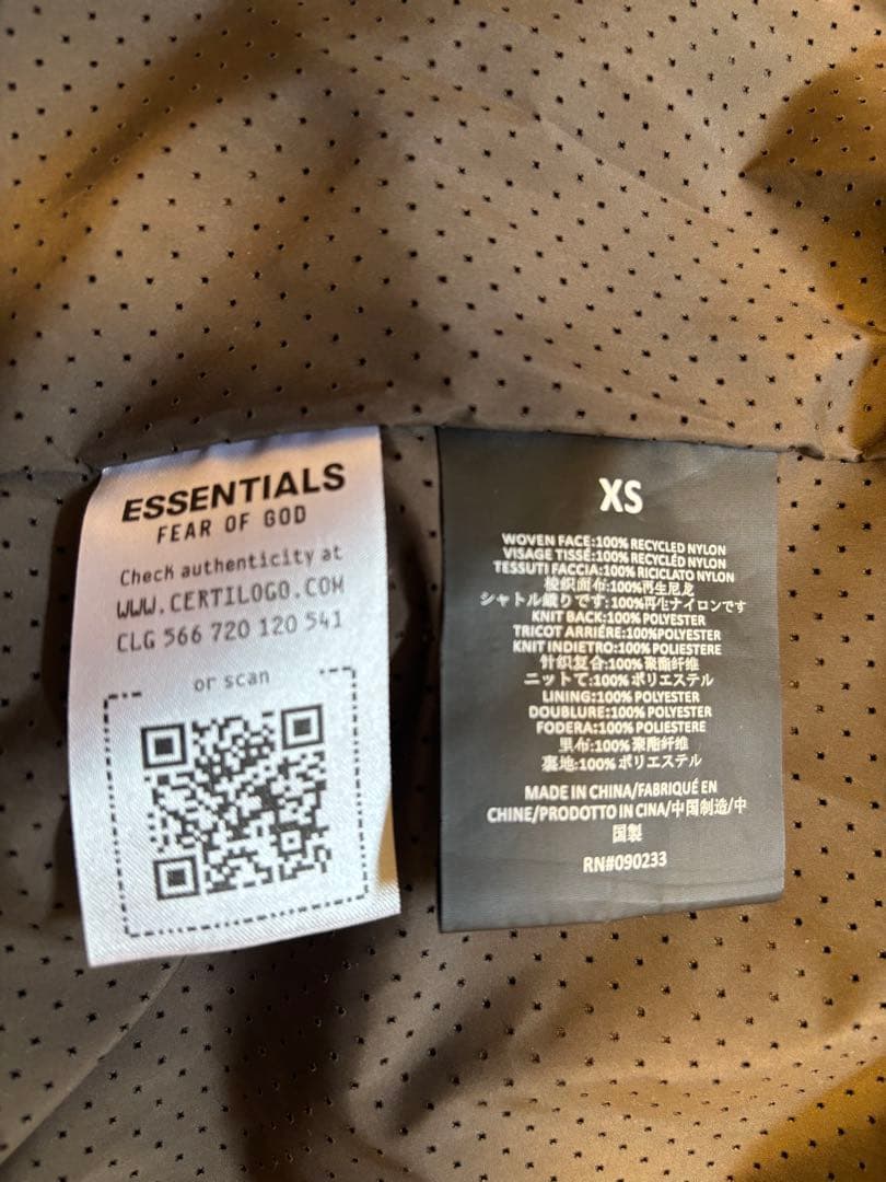 Fear of God Essentials ナイロンフード付きコーチジャケット