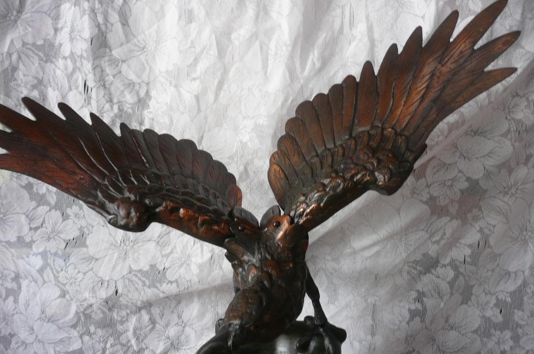 金属製、鷹鳥の置物