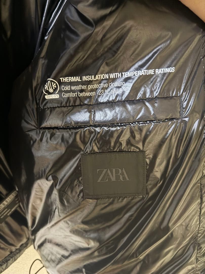 ZARA 黒の光沢ダウンジャケット フード付き