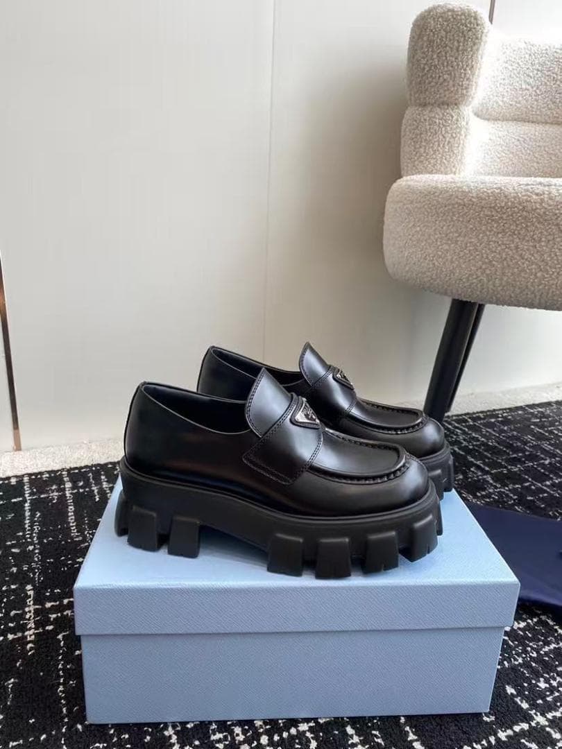 美品プラダ ブラック 厚底ローファー 38サイズ