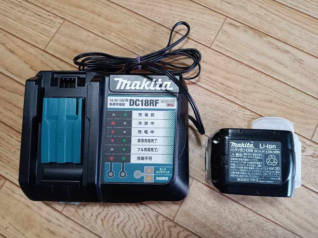 マキタ充電式クリーナCL141FD サイクロン、バッテリー、充電器、スタンド付