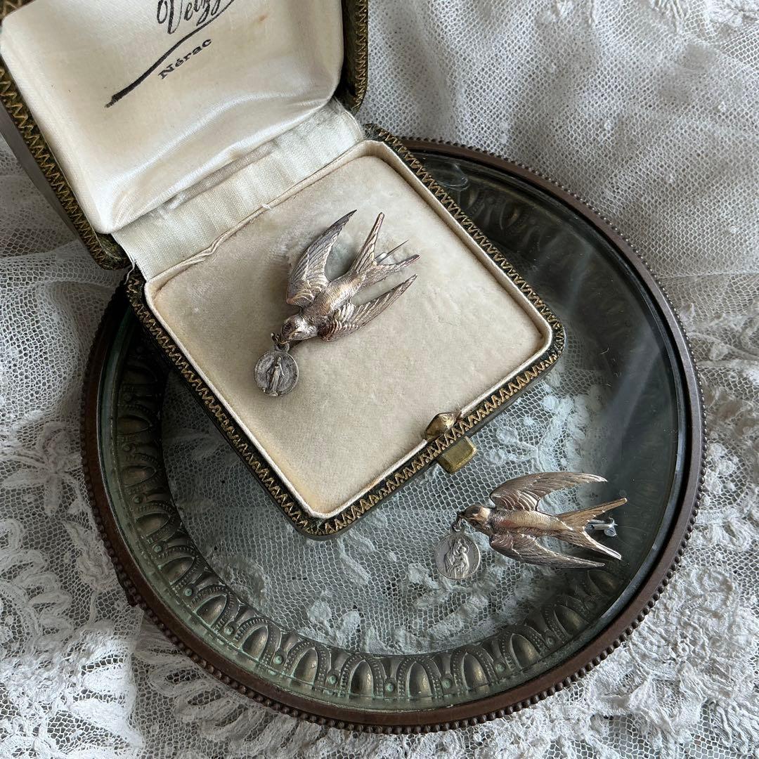 ♡２点♡　フランスアンティーク　つばめ　小さなブローチ　BEBE　べべ　メダイ