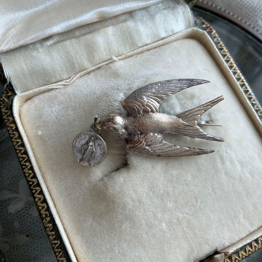 ♡２点♡　フランスアンティーク　つばめ　小さなブローチ　BEBE　べべ　メダイ