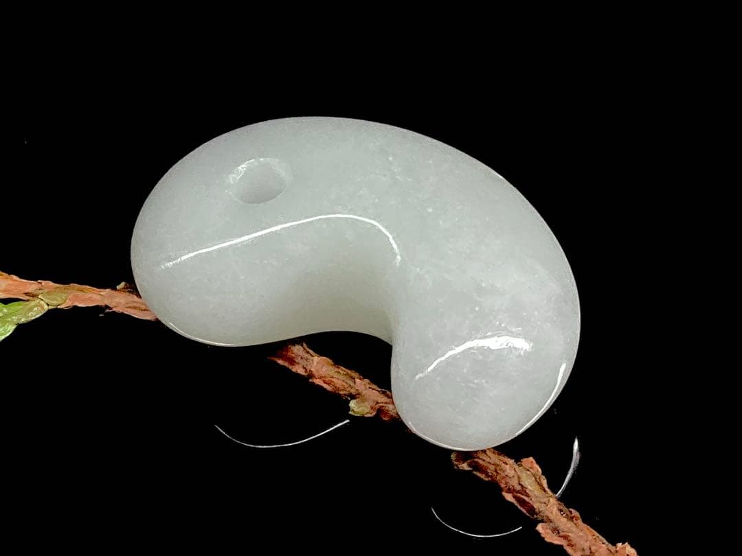 ✳本筋‼️ 糸魚川氷翡翠*アイスジェイド勾玉　ガラス質の透明感　コレクションクラス