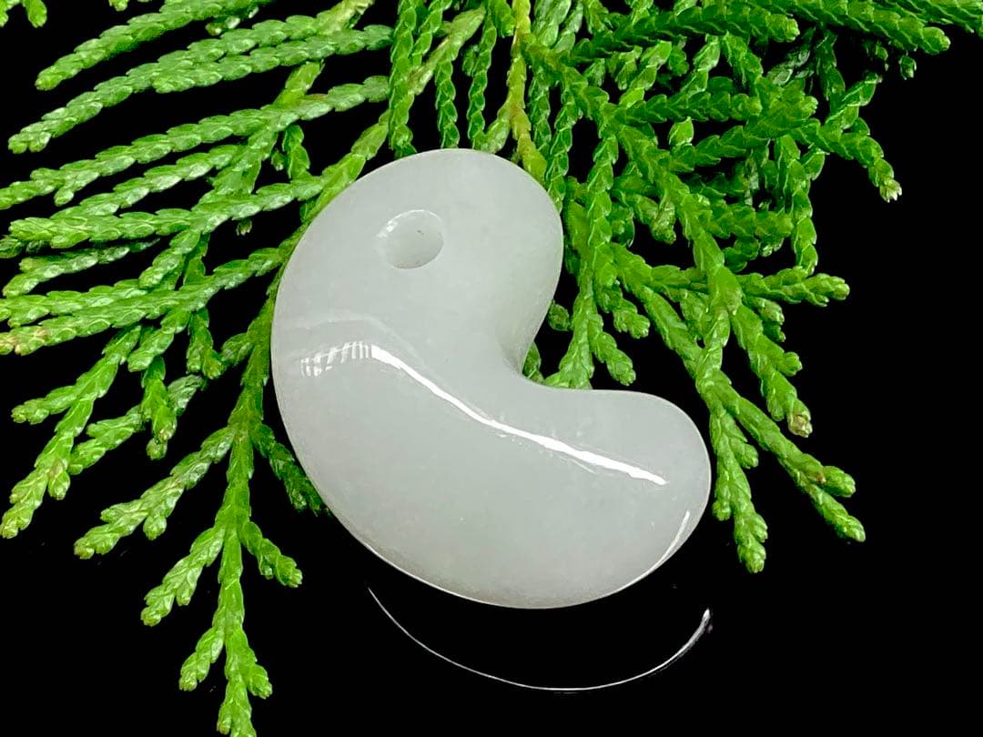 ✳本筋‼️ 糸魚川氷翡翠*アイスジェイド勾玉　ガラス質の透明感　コレクションクラス