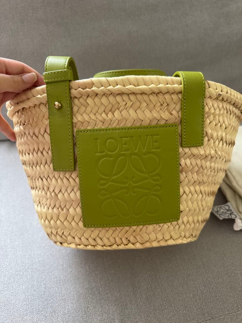 値下げ中‼️LOEWE ロゴ入りかごバッグ グリーン