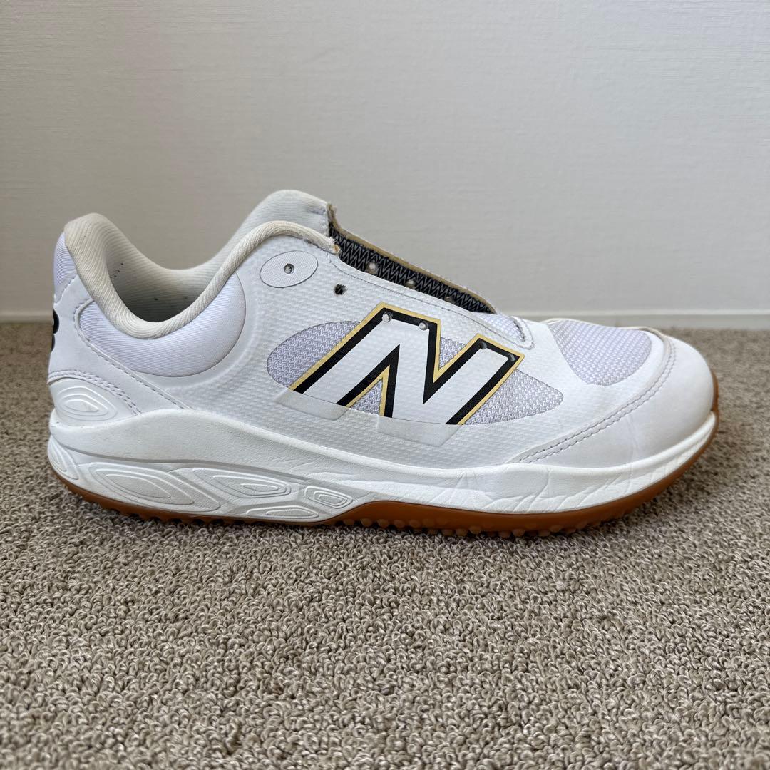 扇風機　New Balance 3000v7 トレーニングシューズ