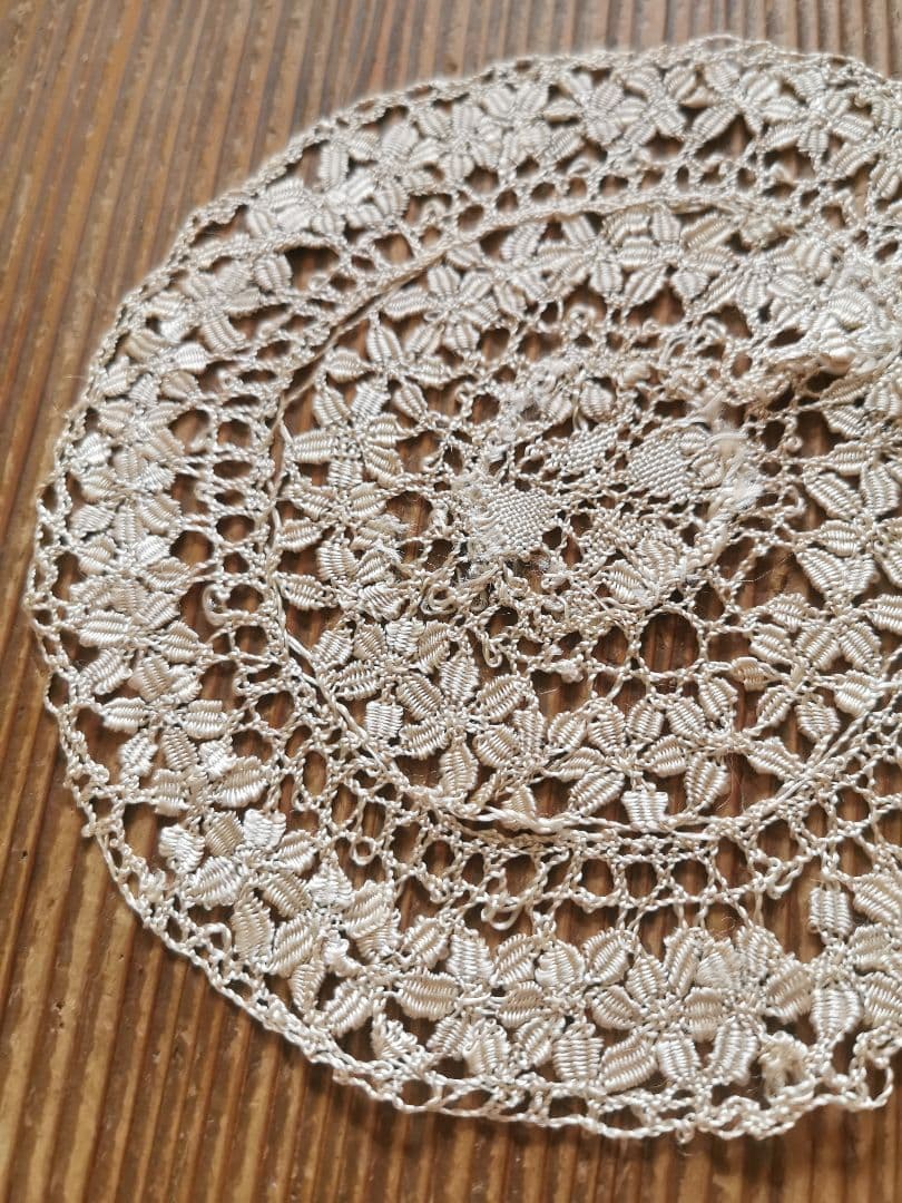 アンティークイタリア マルチーズレース 黄金色の絹糸ボビン編み 19㎝ドイリーβ