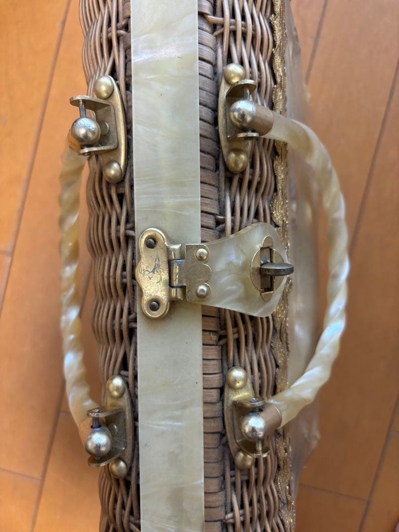 アンティーク　シェル装飾付きかごバッグ