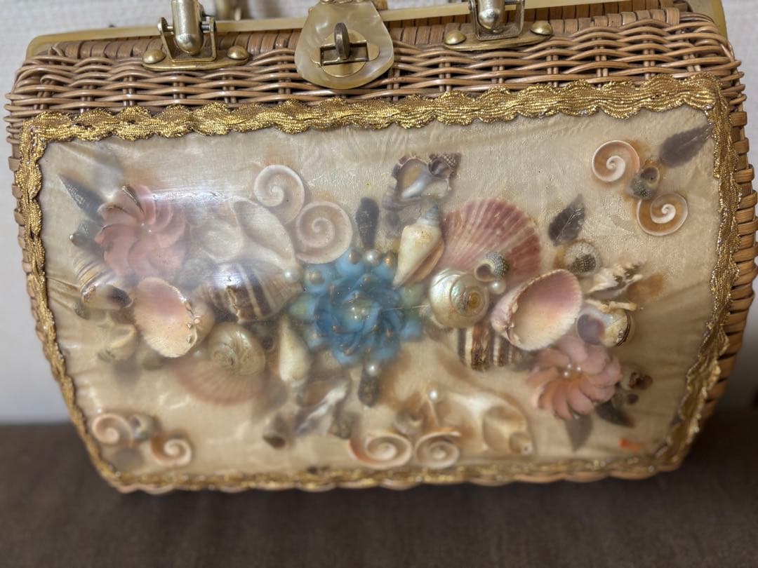 アンティーク　シェル装飾付きかごバッグ