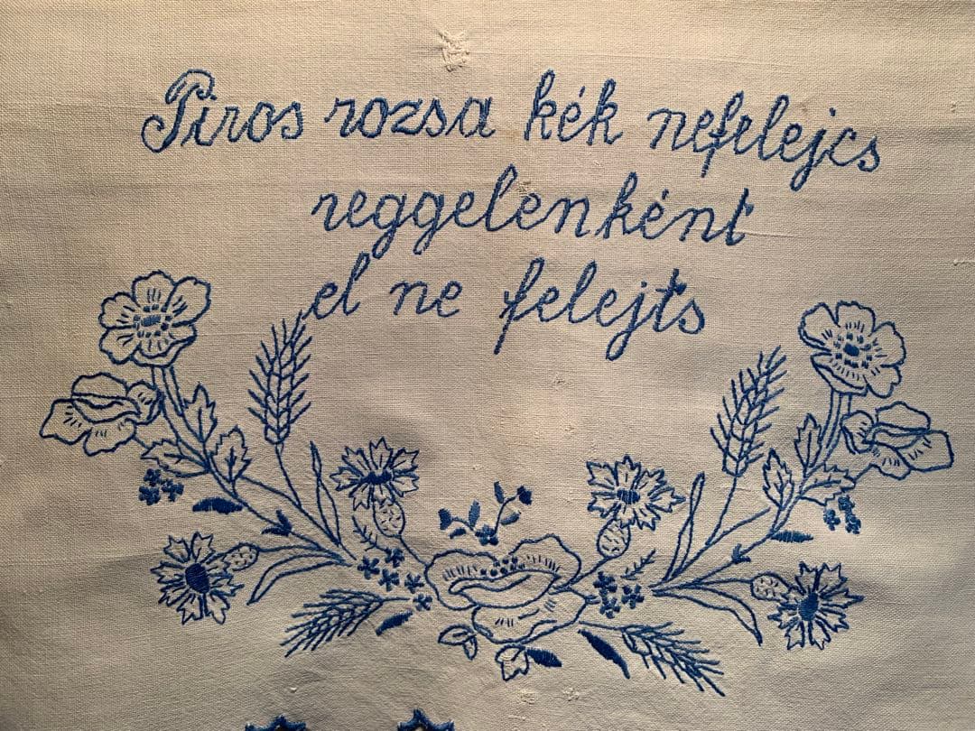 フランスアンティーク　可愛い燕2羽とガーランドがブルーの糸で刺繍された素敵な布！
