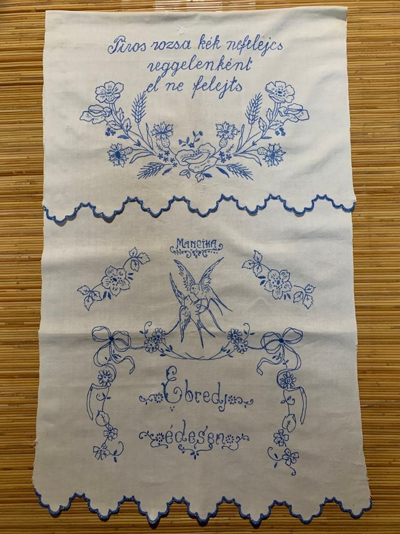 フランスアンティーク　可愛い燕2羽とガーランドがブルーの糸で刺繍された素敵な布！