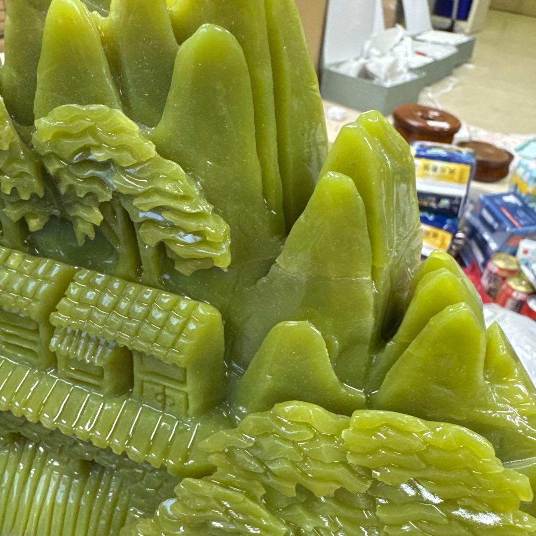 玉の山と家の置物 彫刻 木製台座付き