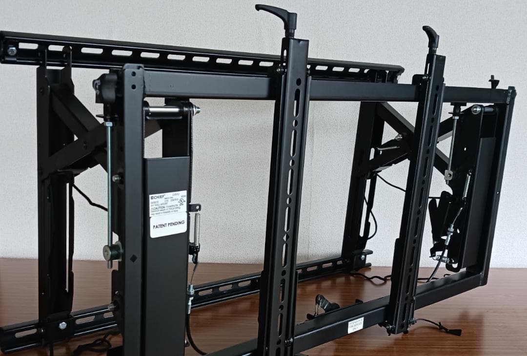 CHIEF ディスプレイマウント LVS1U 壁付タイプ　引出し機能付　横設置③