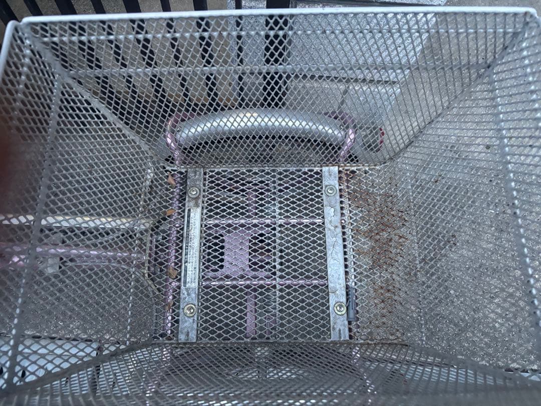 ピンク色の三輪車 前後メッシュカゴ付きブリジストン