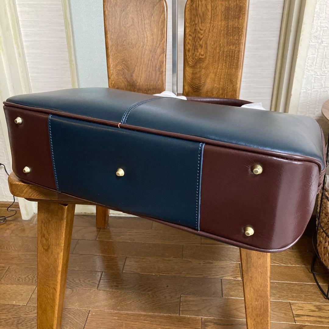 【新品未使用】GOLDMENレザービジネスバッグ .A4 B4 PC.自立底鋲