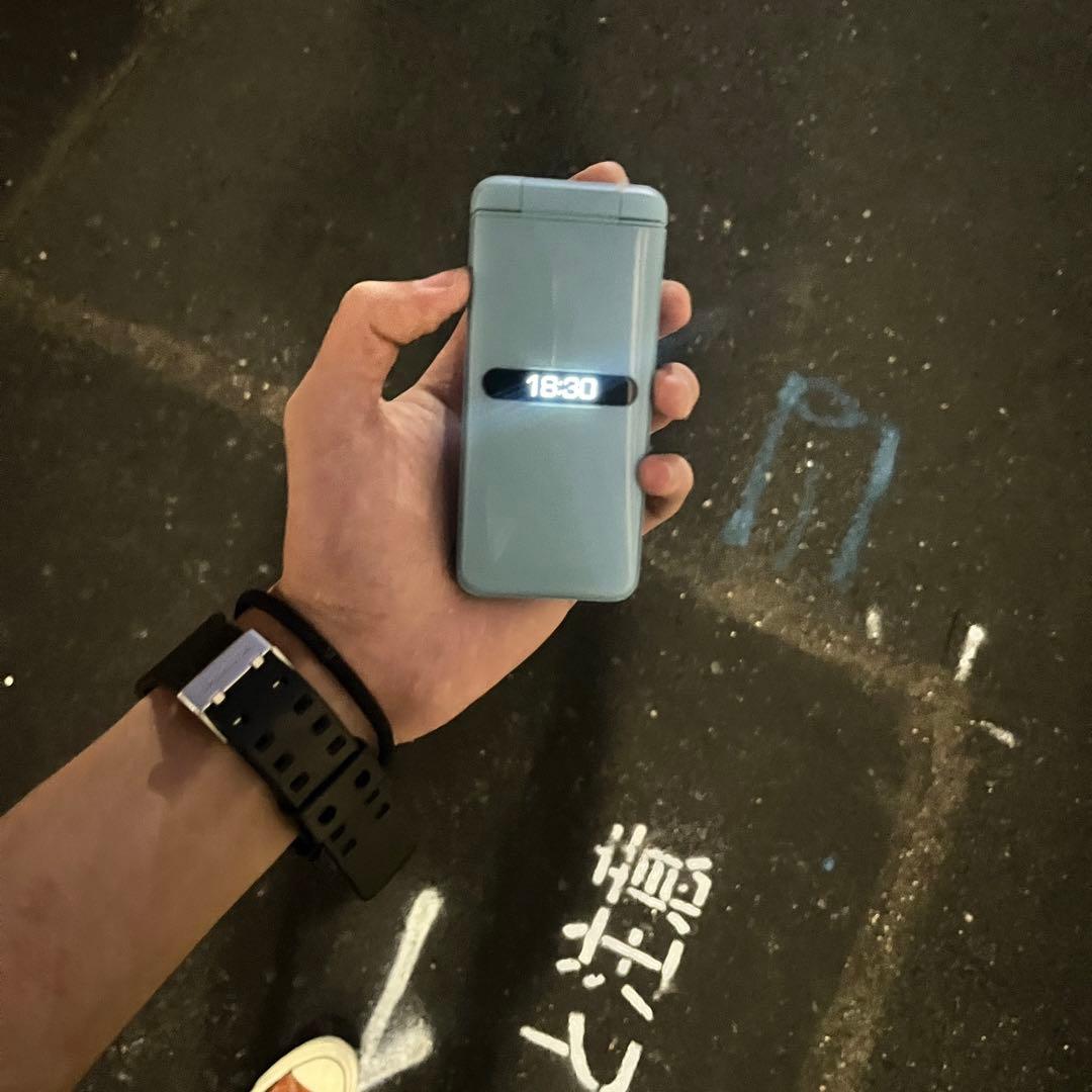 au HITACHI GRATINA KYF42 折りたたみ式携帯電話 水色