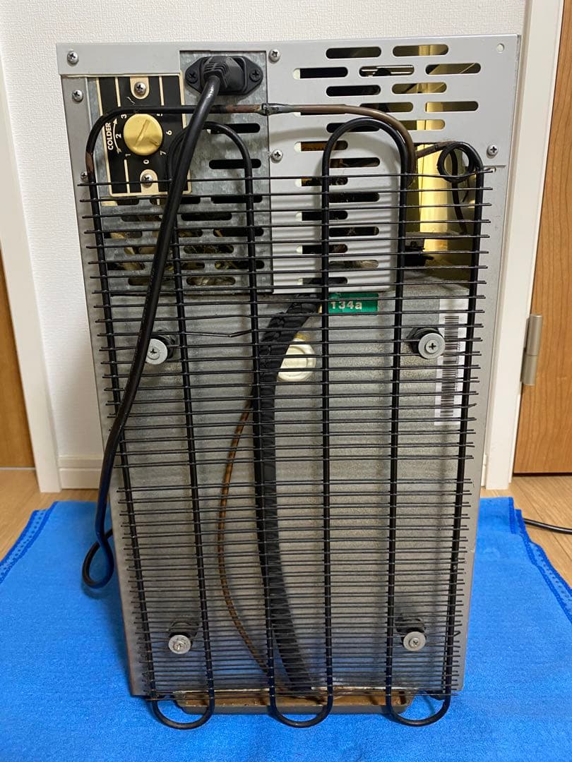 Red Bull 冷蔵庫 B級品（全面上部レッドブルマーク分破損あり）