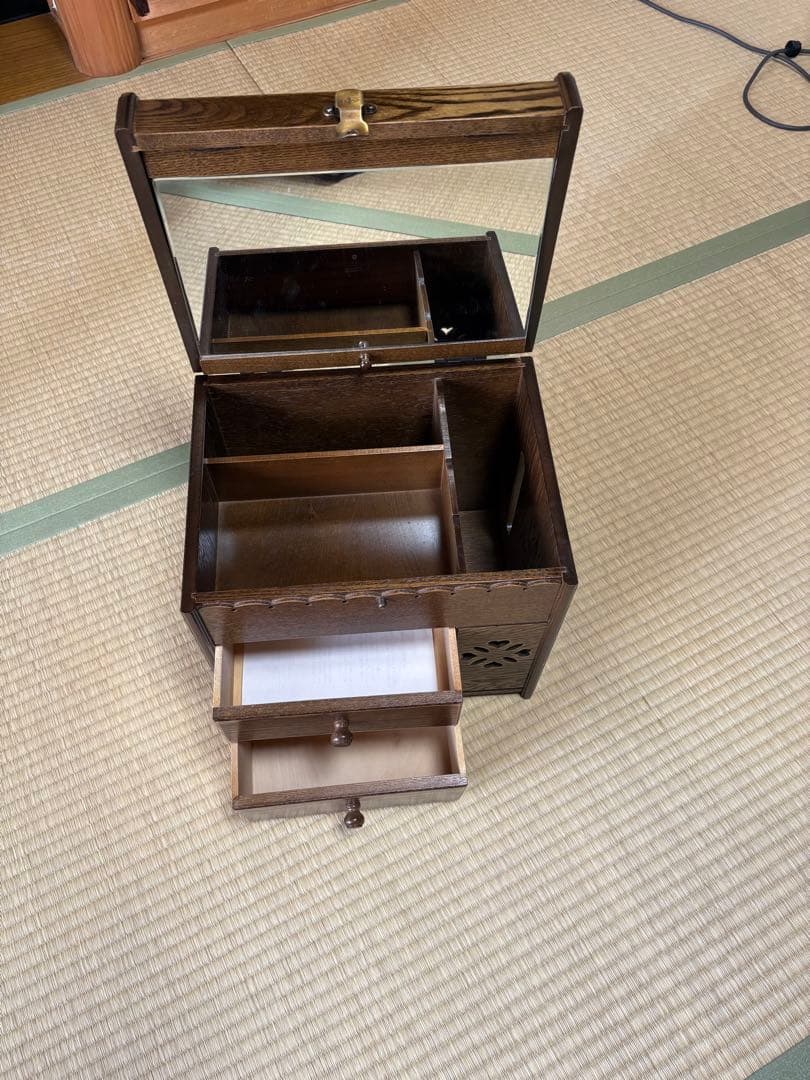 パリの雑貨屋　木製ドレッサー 収納付き