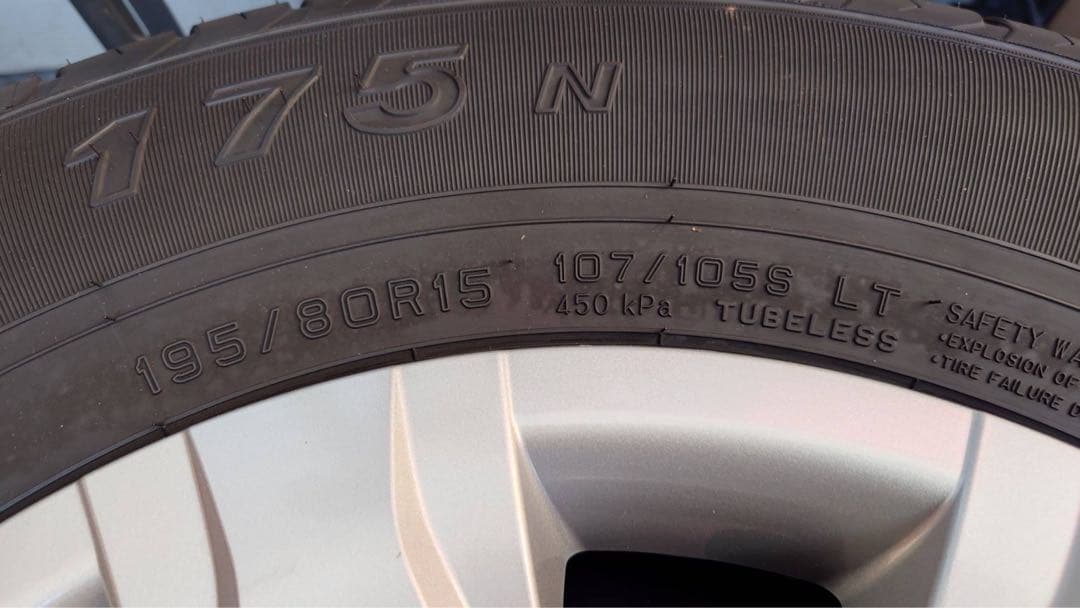 ハイエース　ダークプライムS 新車外し　 純正ノーマルタイヤホイール4本セット