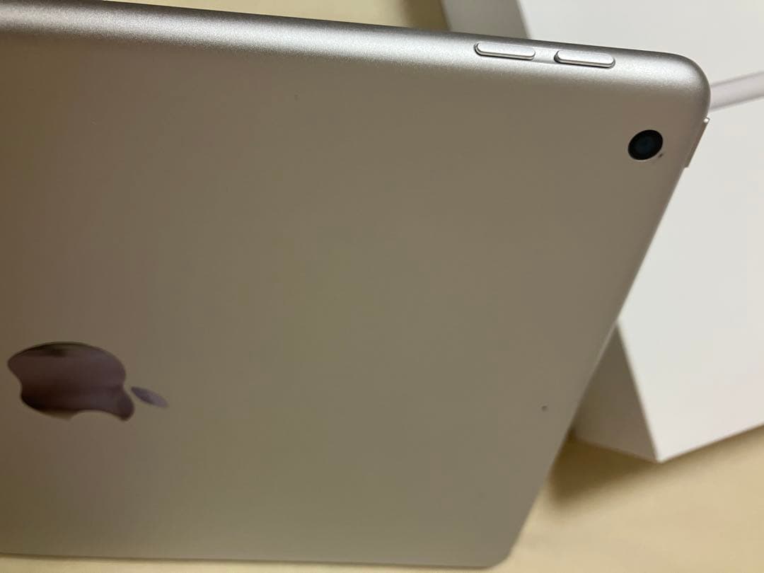 Apple iPad (第8世代) 128GB Wi-Fi シルバー　初期化済み