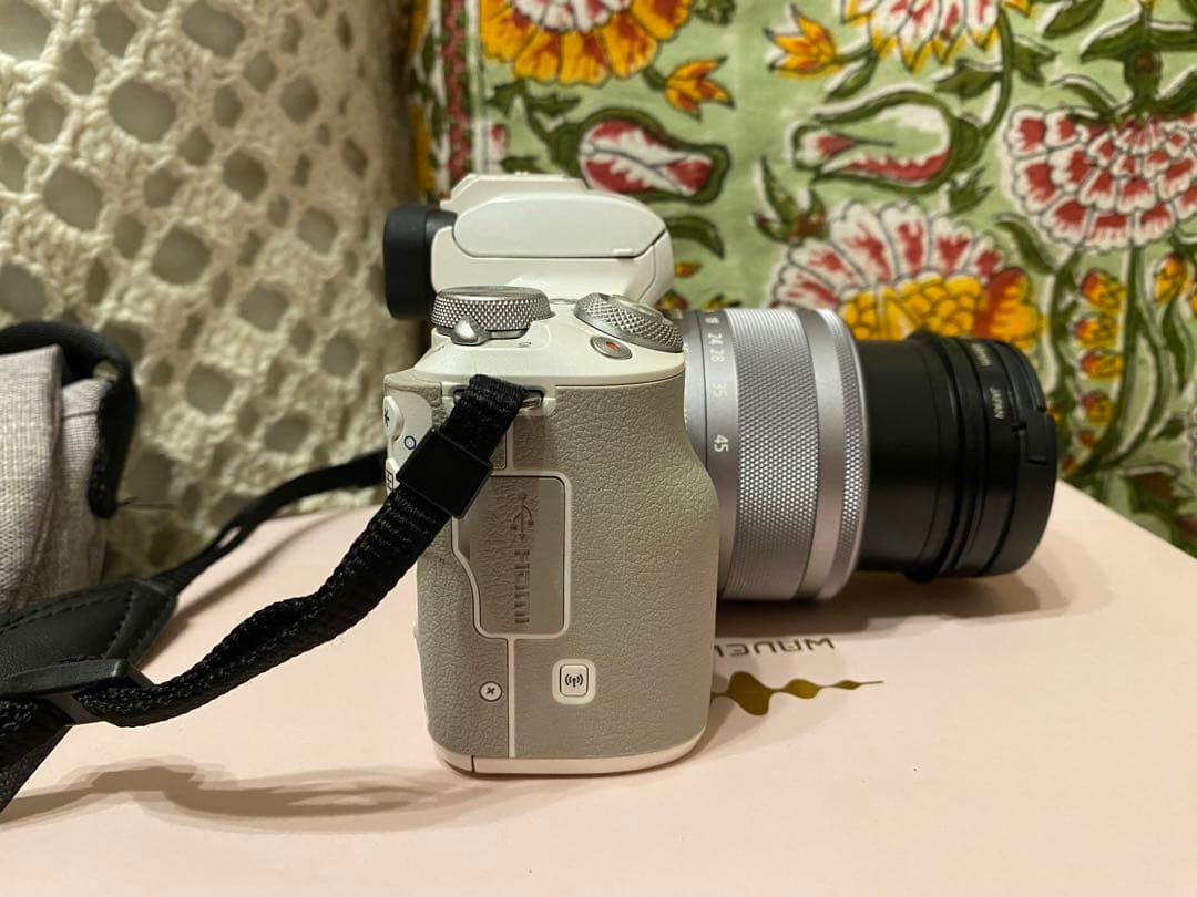 【美品】Canon EOS Kiss M 一眼レフカメラ