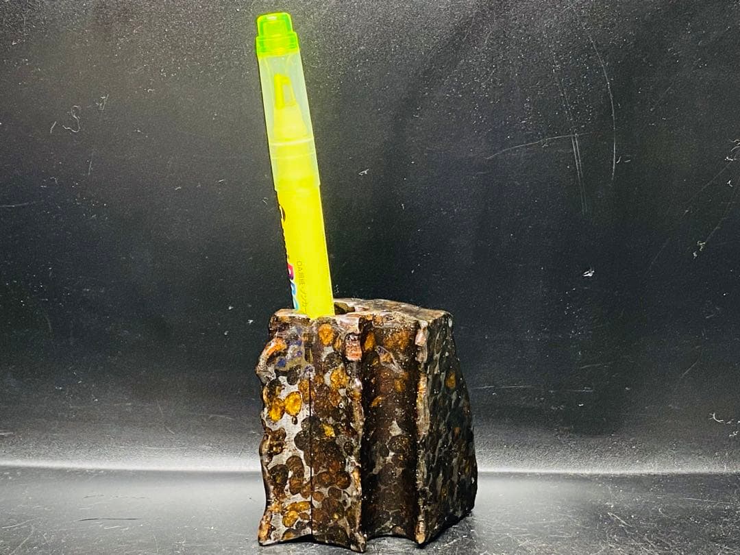 パラサイト隕石 258g 隕石 石鉄隕石 筆立て セリコ隕石 隕石原石