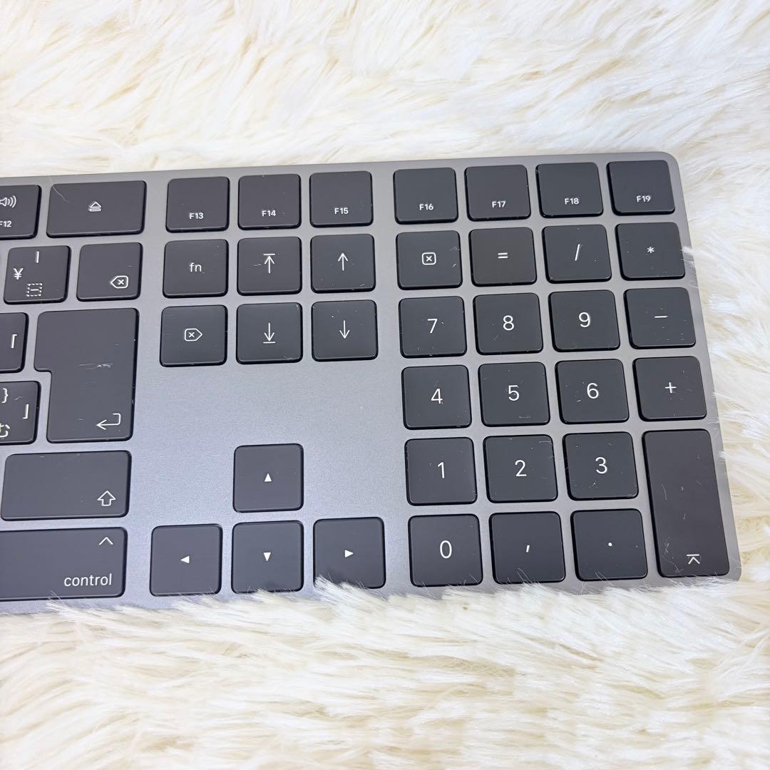 アップル純正マジックキーボード　テンキー付き　スペースグレイ　モデルA1843