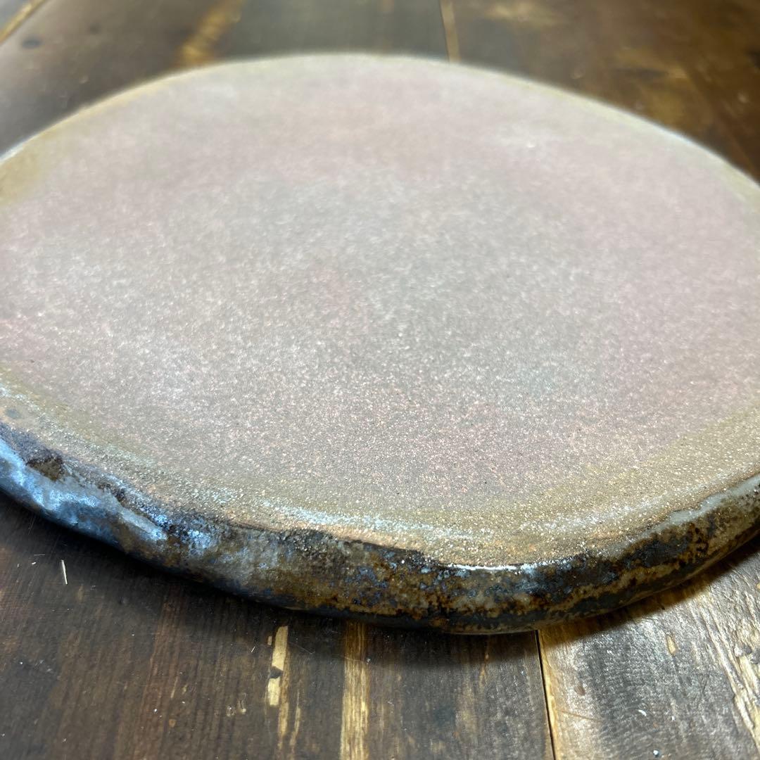 沖縄　やちむん　作家　陶芸作家　大皿プレート　手彫り　手削り　飾り皿　猫　8寸皿