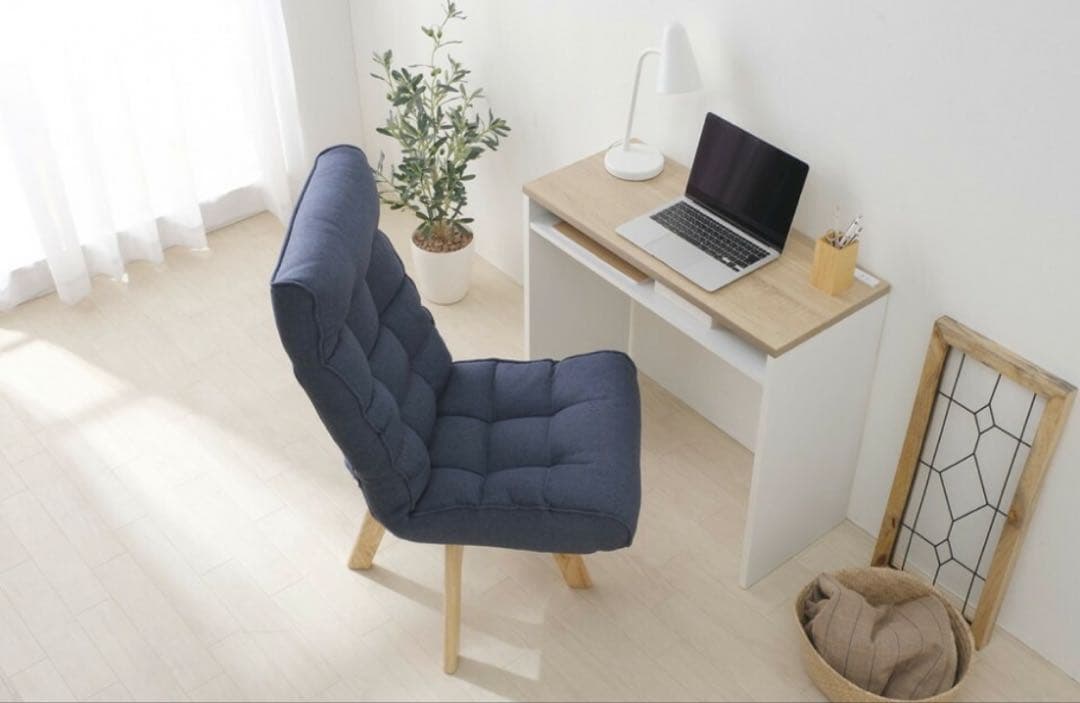 ネイビーのクッション付きハイバックソファ