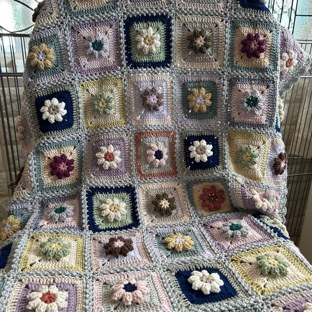 ぷっくり。お花のモチーフ編み マルチカバー 手編み グラニースクエアブランケット