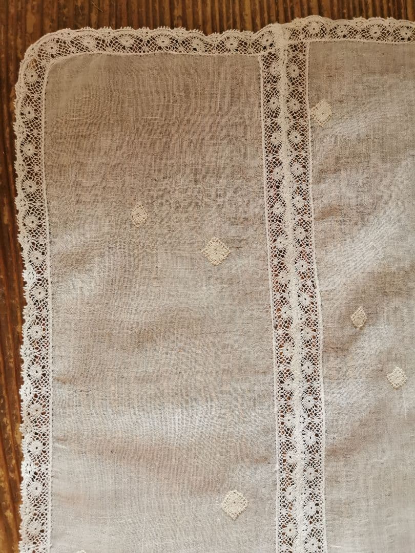 アンティーク ノルマンディーレースランナー ♢雪景色刺繍 ヴァレンシエンヌ装飾