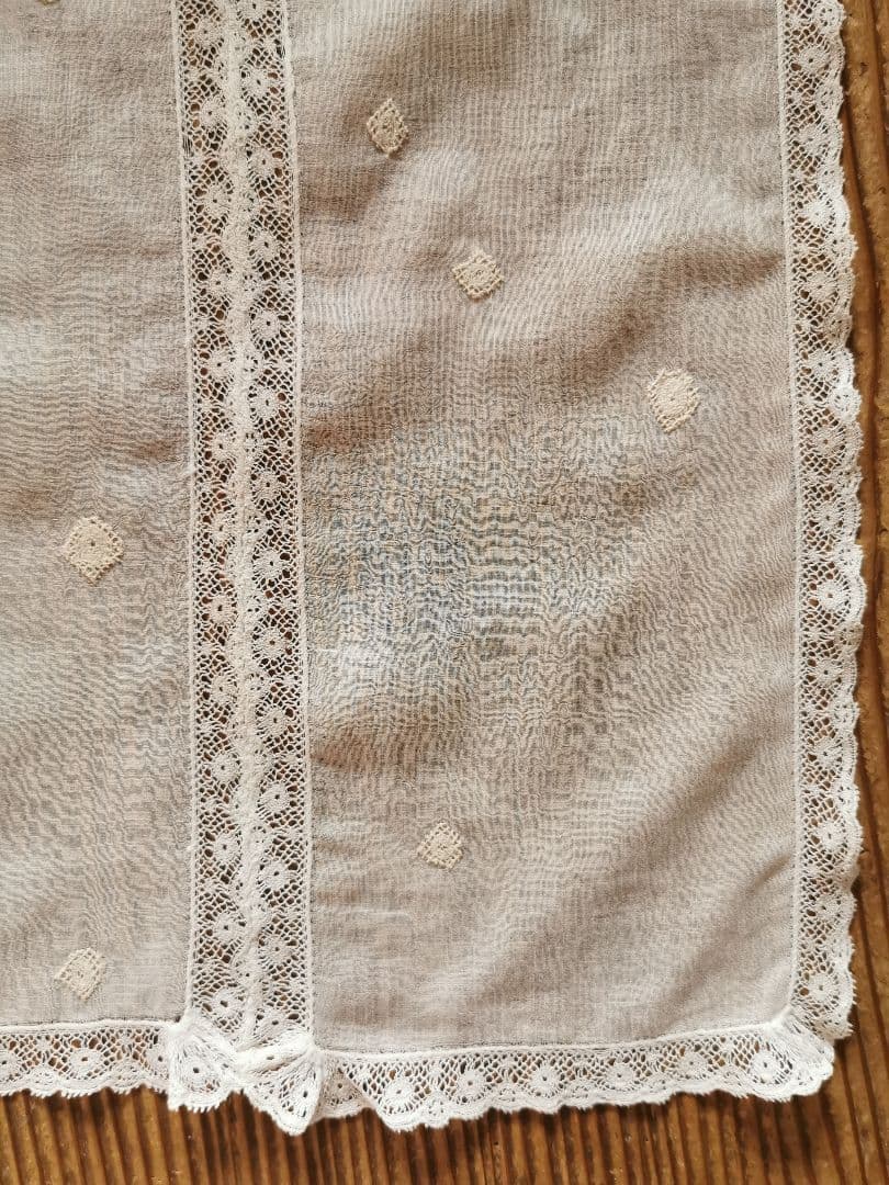 アンティーク ノルマンディーレースランナー ♢雪景色刺繍 ヴァレンシエンヌ装飾