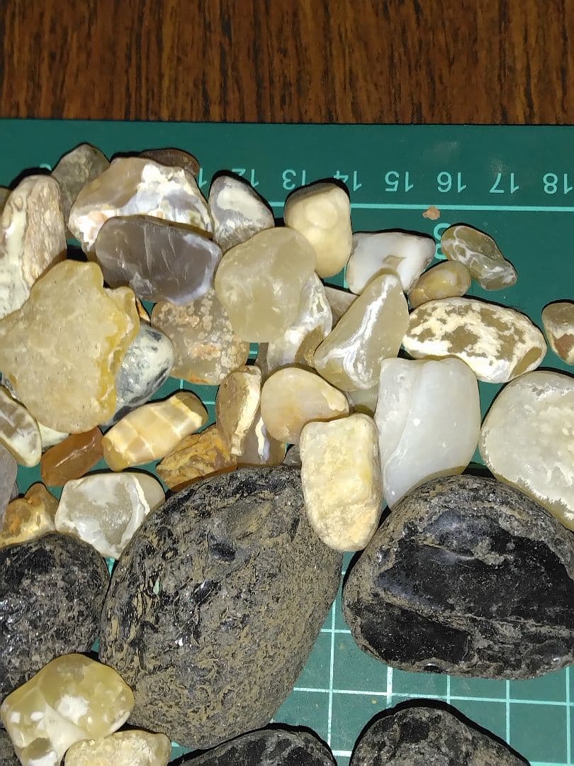 北海道産鉱物標本　鉱物　瑪瑙　稲倉石　原石　宝石　天然石　A8
