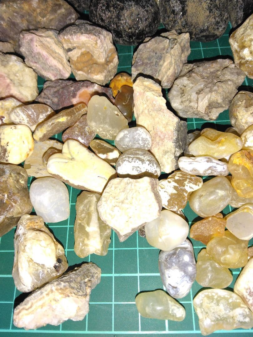 北海道産鉱物標本　鉱物　瑪瑙　稲倉石　原石　宝石　天然石　A8