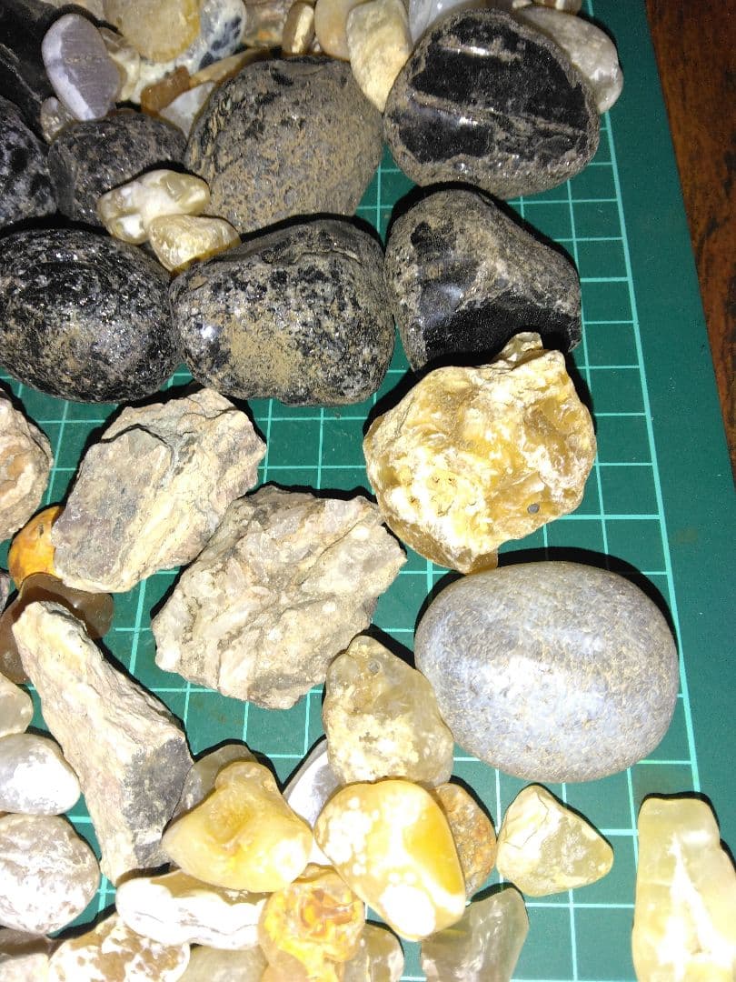 北海道産鉱物標本　鉱物　瑪瑙　稲倉石　原石　宝石　天然石　A8