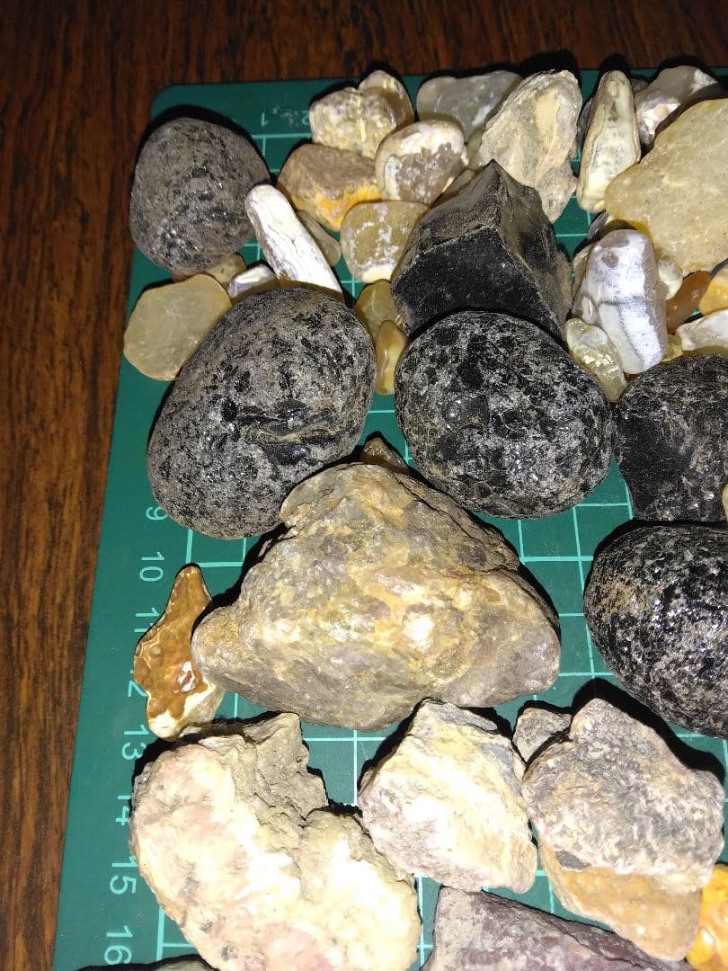 北海道産鉱物標本　鉱物　瑪瑙　稲倉石　原石　宝石　天然石　A8