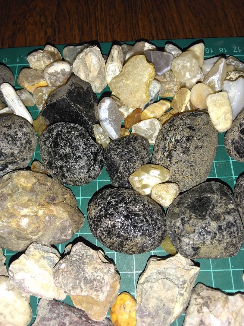 北海道産鉱物標本　鉱物　瑪瑙　稲倉石　原石　宝石　天然石　A8