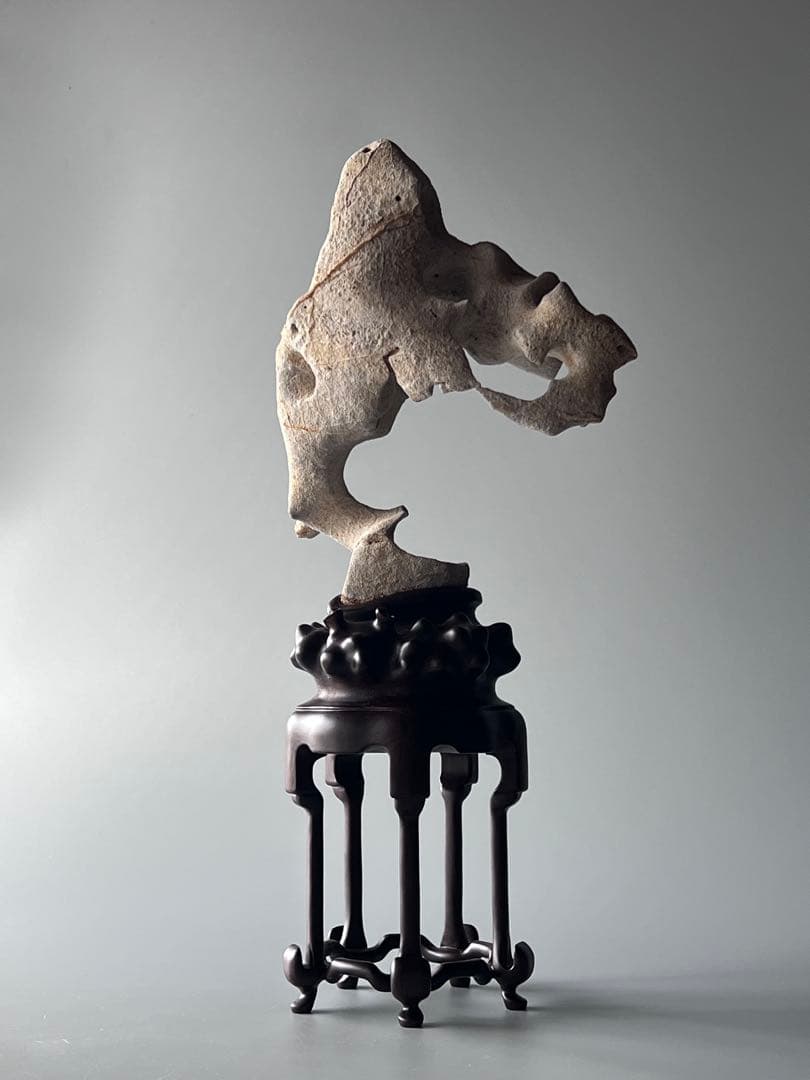 「清影」　天然石　太湖石　玲瓏石　鑑賞石　飾り石　中国美術　置物　水石　黑檀台座