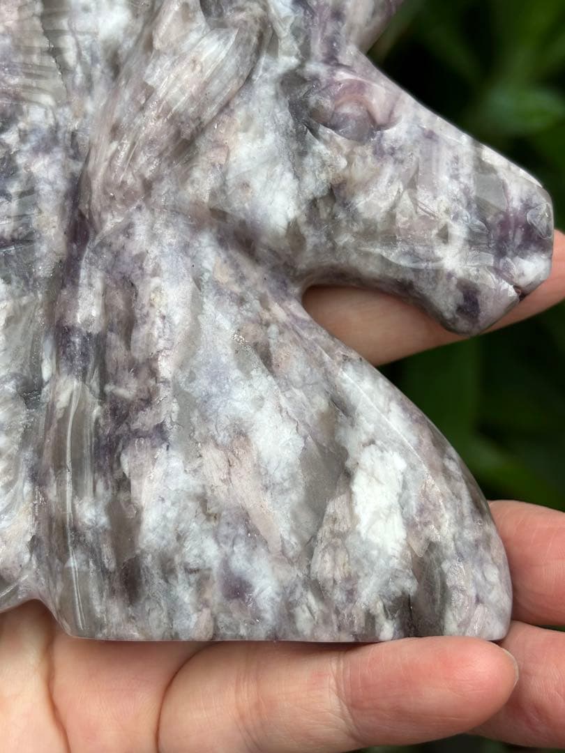 梅花トルマリン　ユニコーンのカービング　436g この石のカービングはレア