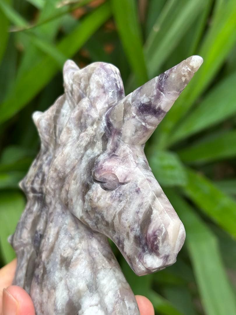 梅花トルマリン　ユニコーンのカービング　436g この石のカービングはレア