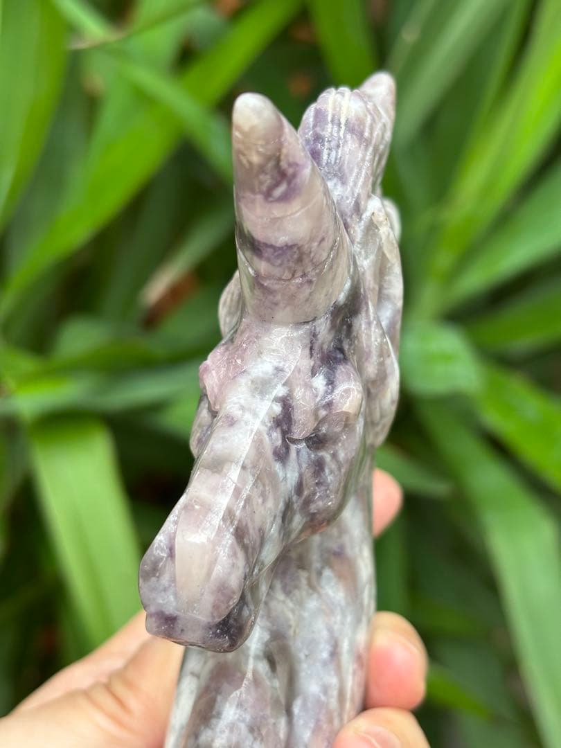 梅花トルマリン　ユニコーンのカービング　436g この石のカービングはレア