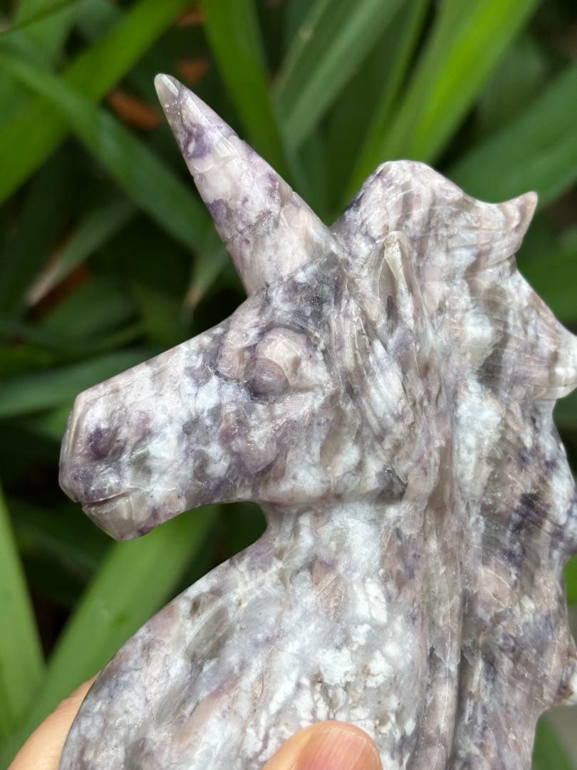 梅花トルマリン　ユニコーンのカービング　436g この石のカービングはレア