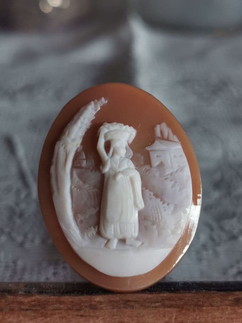 アンティークカメオ イタリア 洗濯物を運ぶ女性 人物風景画 ボビン編刺繍レース付