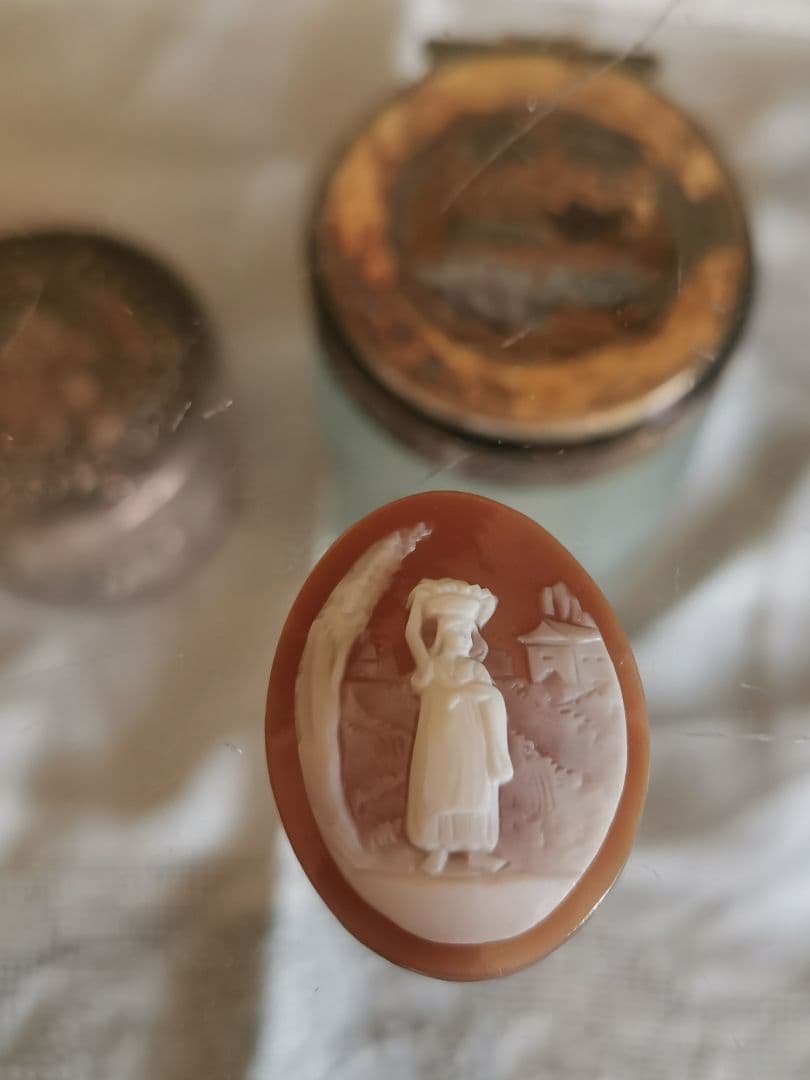 アンティークカメオ イタリア 洗濯物を運ぶ女性 人物風景画 ボビン編刺繍レース付