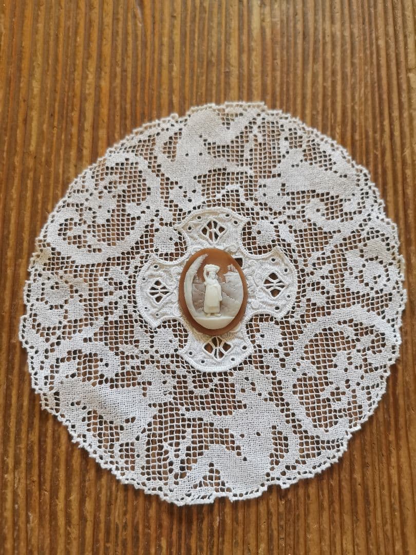 アンティークカメオ イタリア 洗濯物を運ぶ女性 人物風景画 ボビン編刺繍レース付