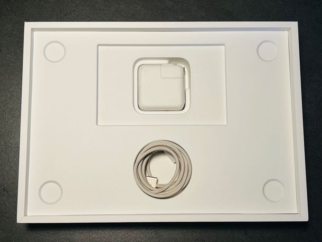 Apple M2 MacBookAir 13.6インチ　スターライトカラー