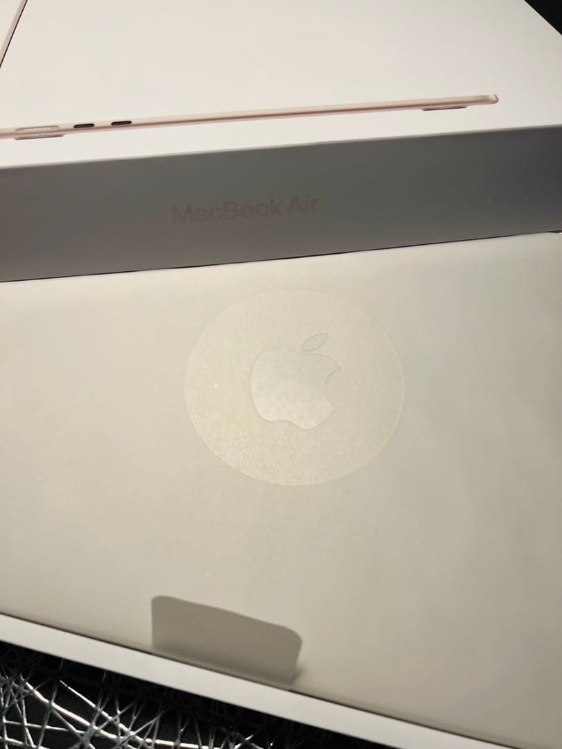 Apple M2 MacBookAir 13.6インチ　スターライトカラー