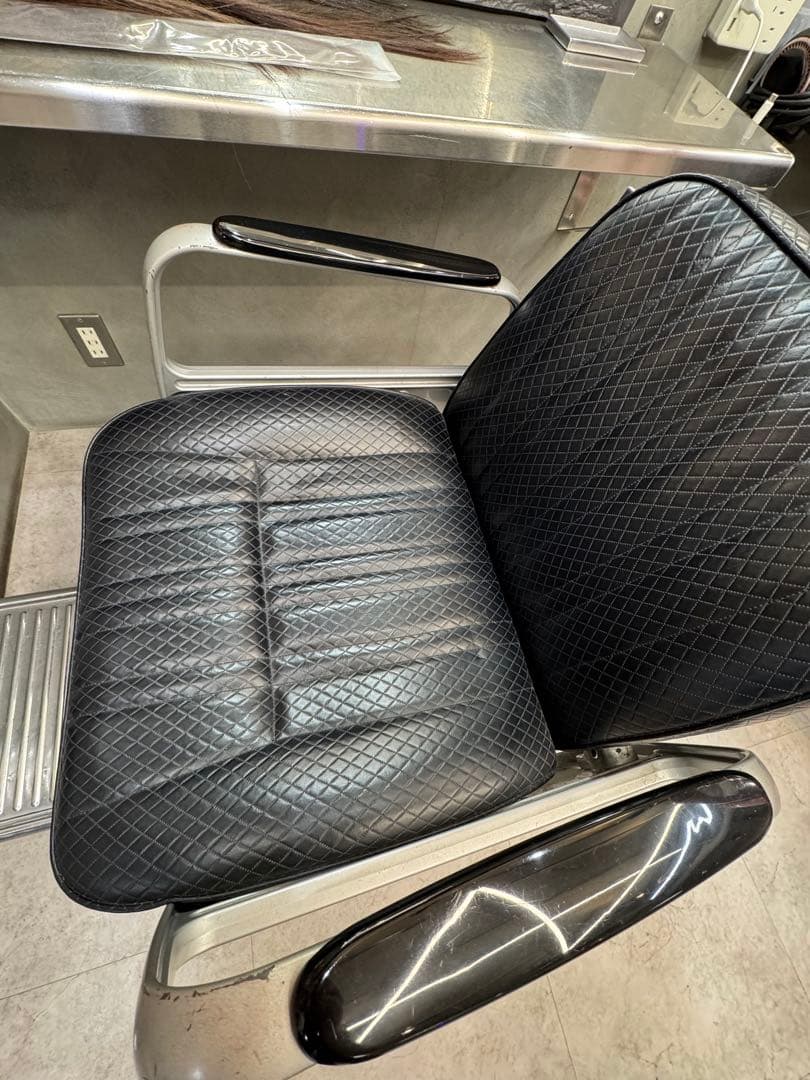 タカラベルモント　美容室用黒いチェア アームレスト付き