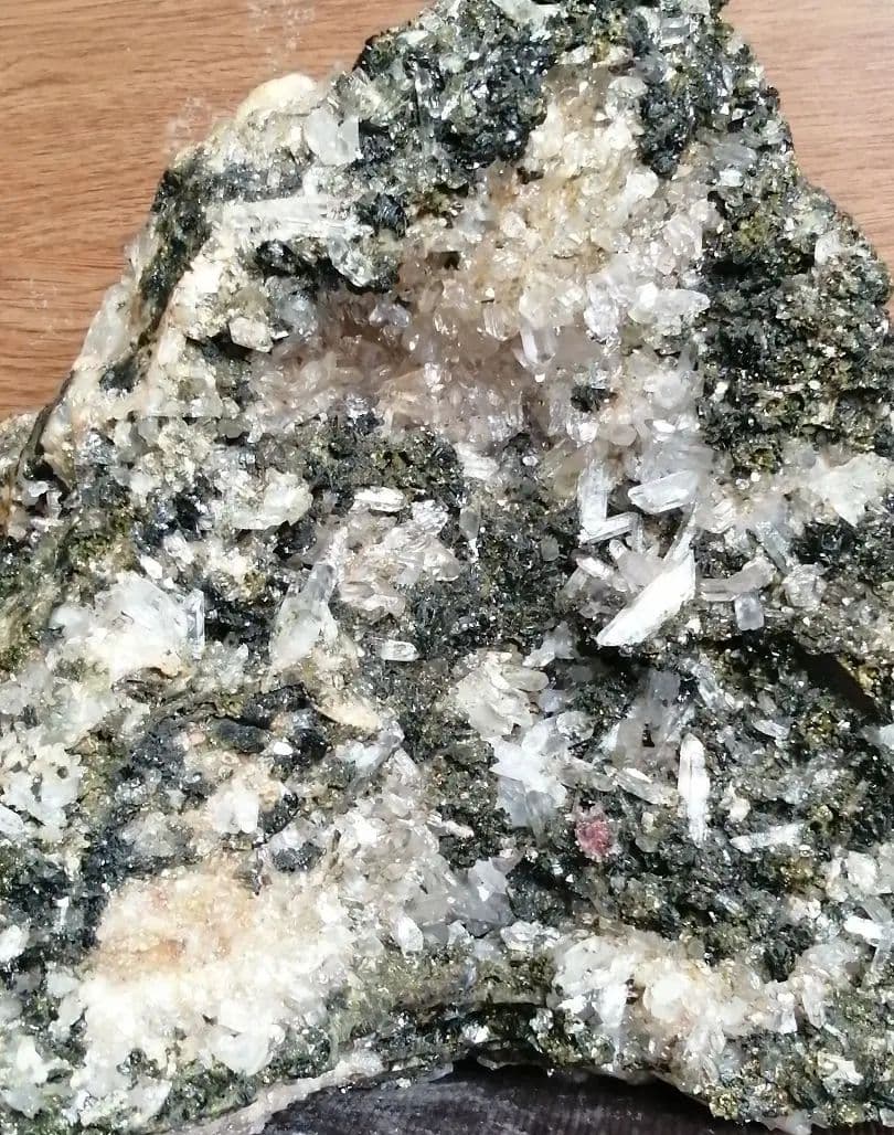 水晶 エピドート 共生クラスター（グリーントルマリン）9.7kーtot028